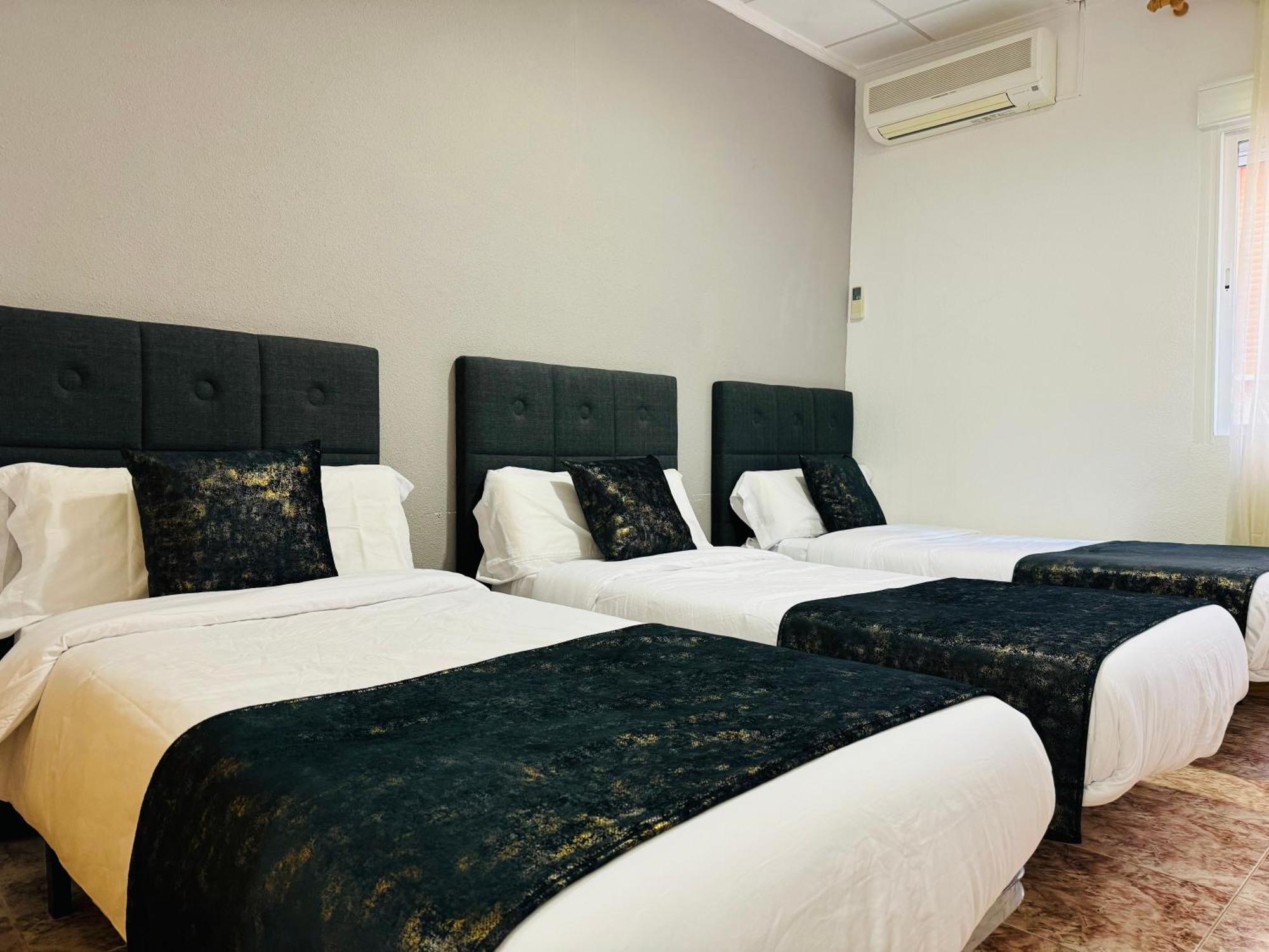 Barajas de Melo Ballestar Hotel Bar & Grill מראה חיצוני תמונה
