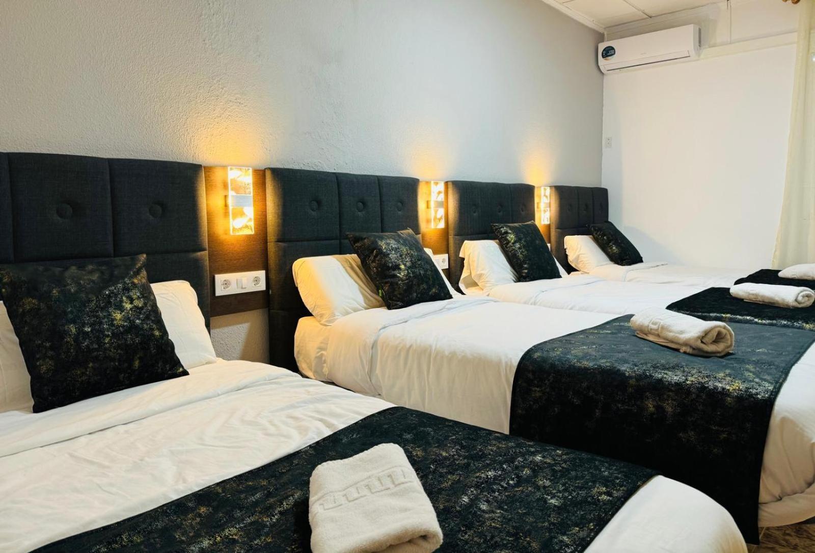 Barajas de Melo Ballestar Hotel Bar & Grill מראה חיצוני תמונה